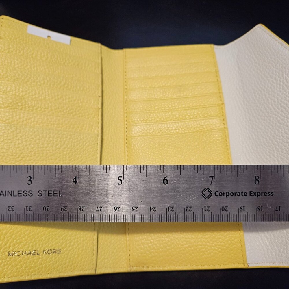 Michael Kors Slim Leather Wallet White - Picture 5 of 6